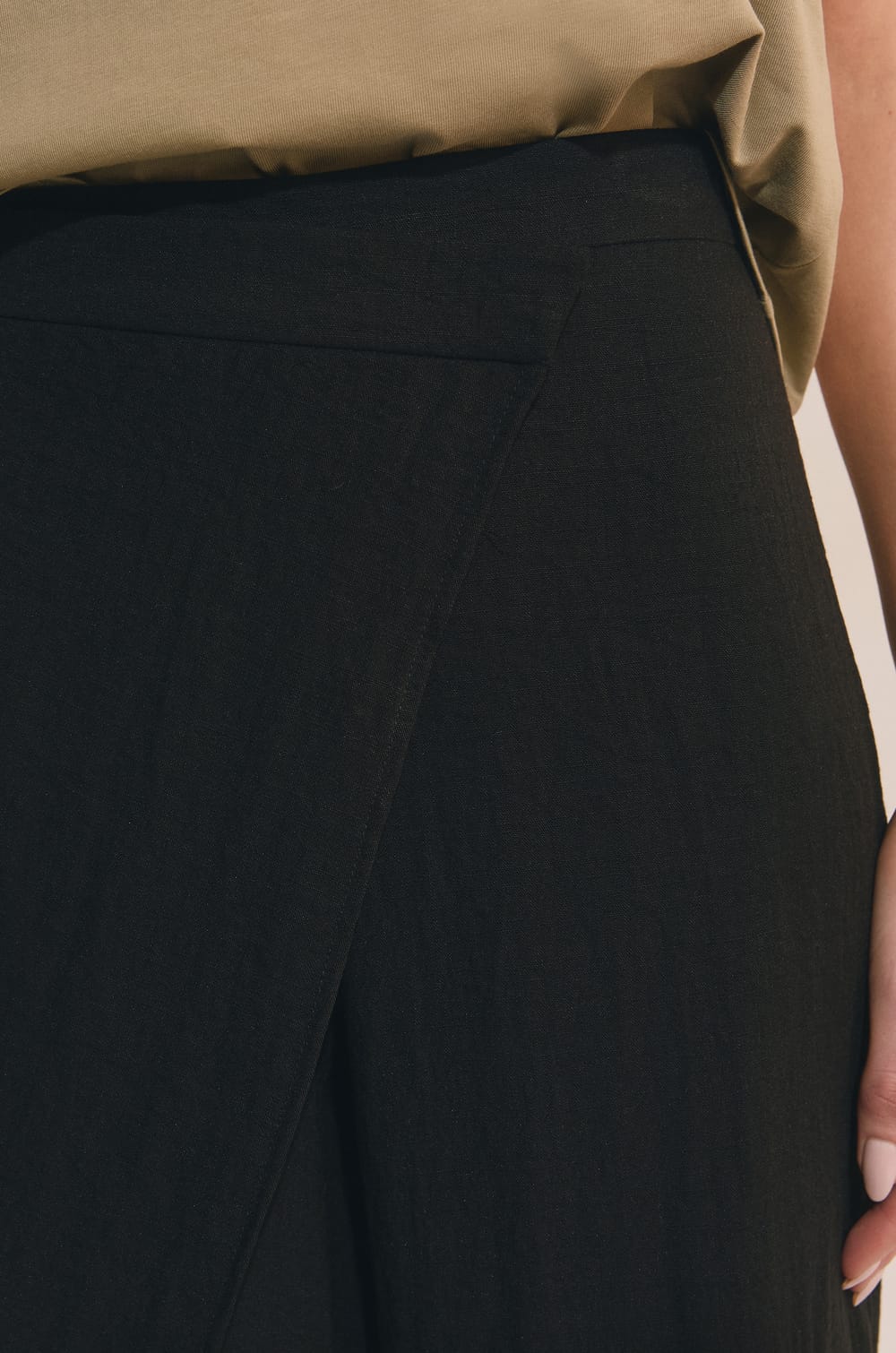 Pantalon ample ajust&eacute; asym&eacute;trique;${refinementColor}