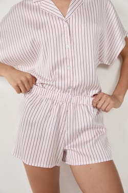 Short de pyjama satiné à rayures;${refinementColor}