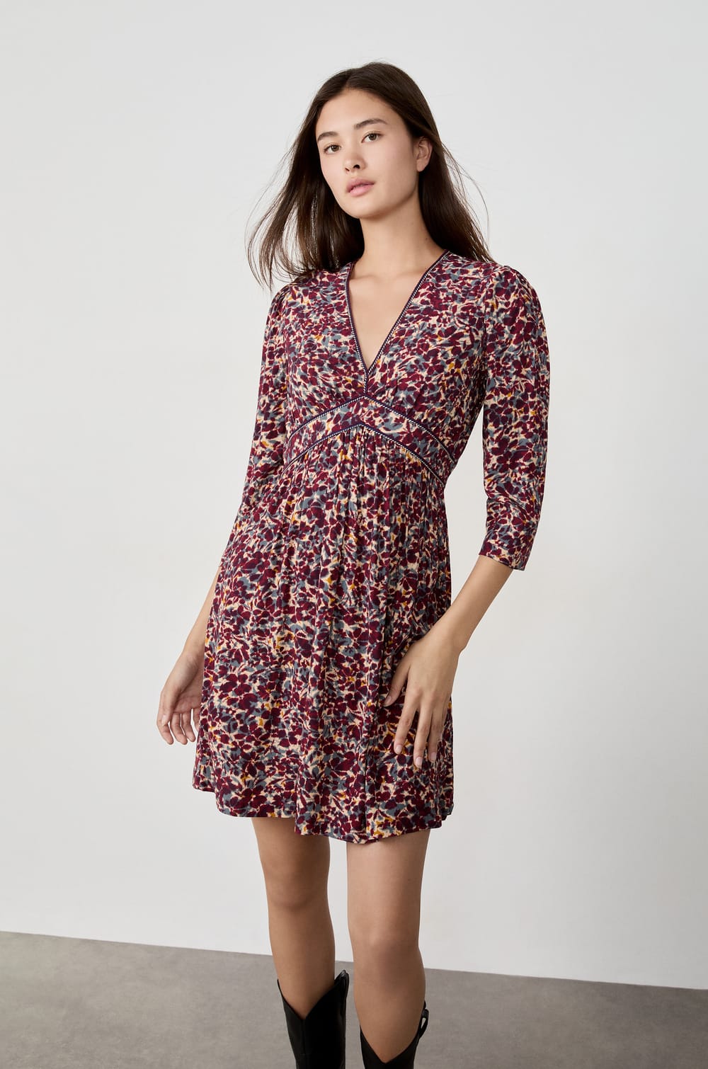 Short dress with floral patterns;${refinementColor}