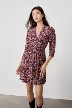 Short dress with floral patterns;${refinementColor}