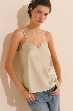 Caraco satin&eacute; avec d&eacute;tails en broderie;${refinementColor}
