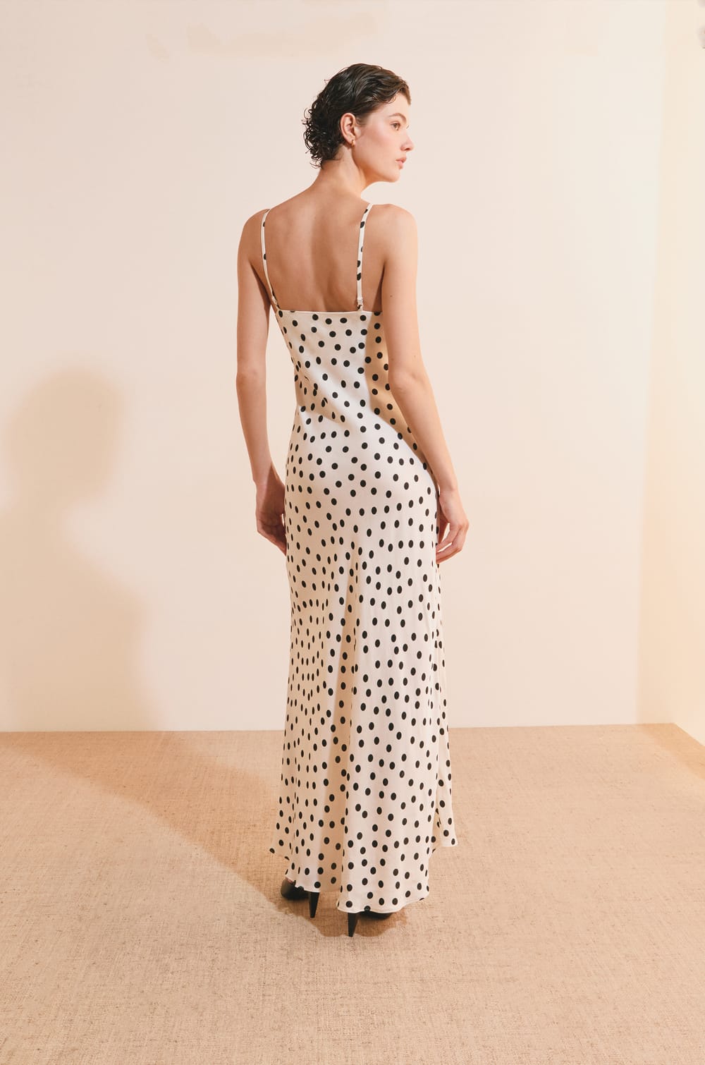 Robe longue &agrave; fines bretelles &agrave; pois;${refinementColor}
