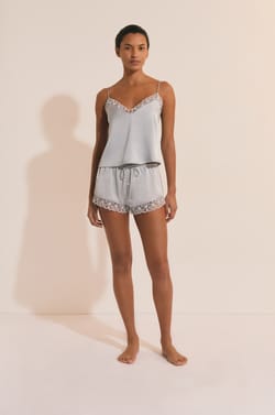 Caraco de pyjama satin&eacute; avec d&eacute;tail en dentelle;${refinementColor}