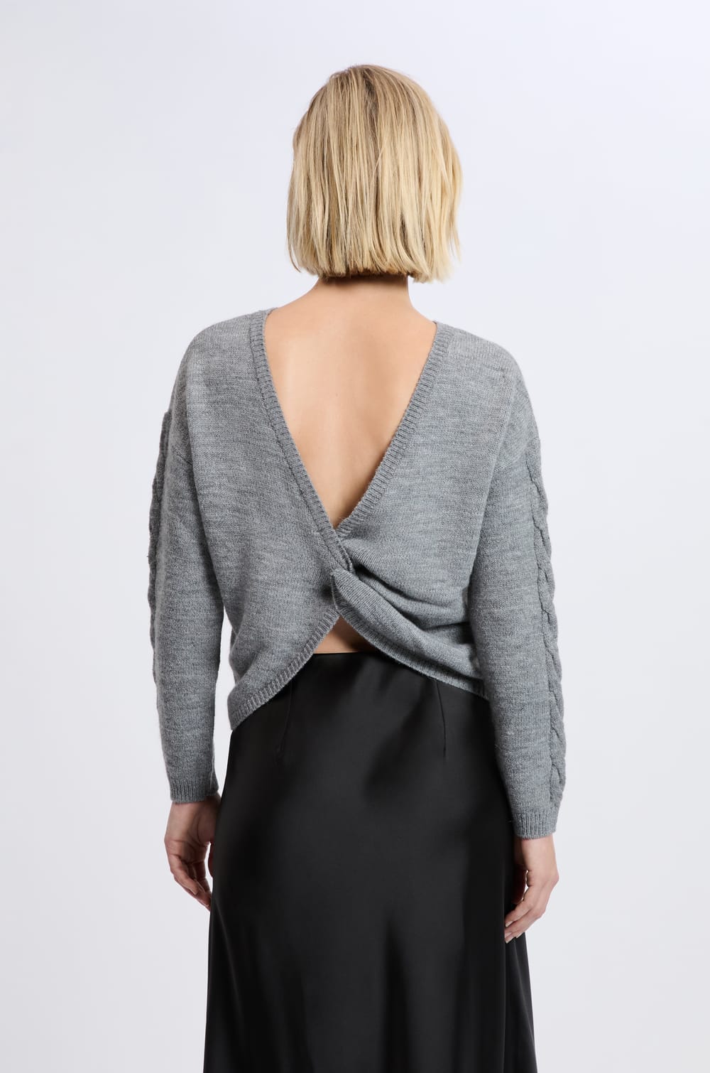 Pull torsadé dos nu;${refinementColor}