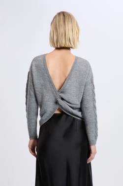 Pull torsadé dos nu;${refinementColor}