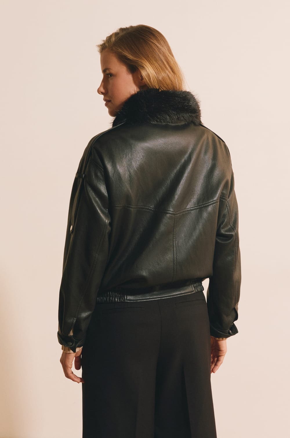 Veste courte en similicuir avec col fausse fourrure;${refinementColor}