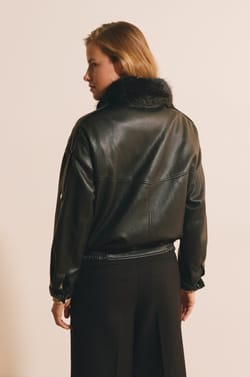 Veste courte en similicuir avec col fausse fourrure;${refinementColor}