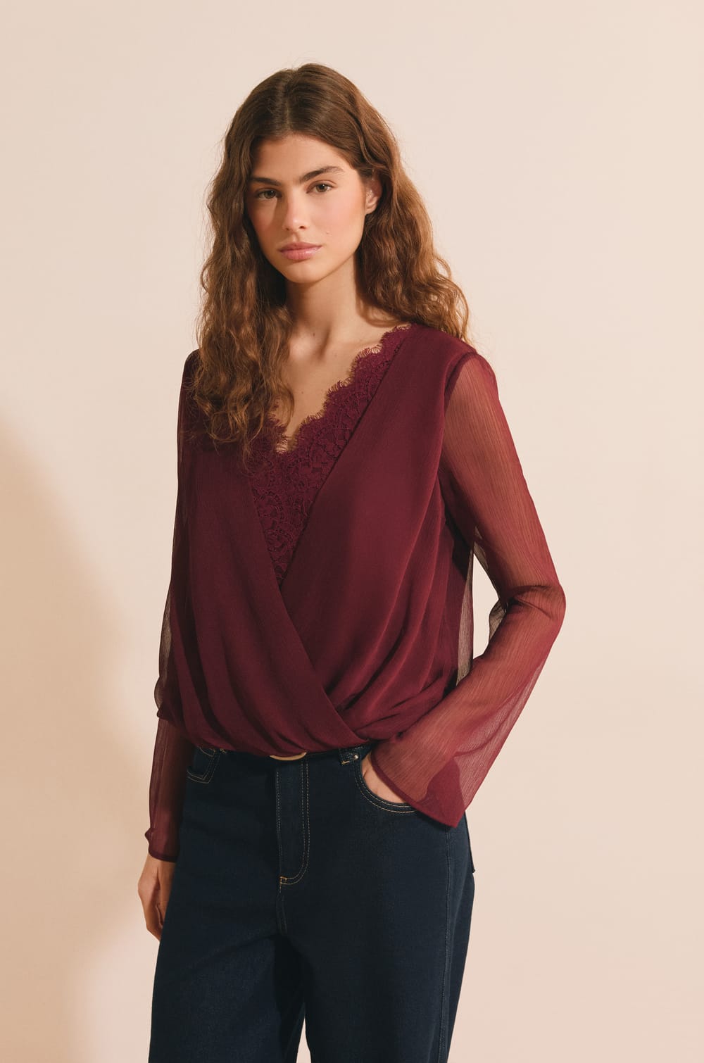 Blouse col V avec dentelle et transparence;${refinementColor}