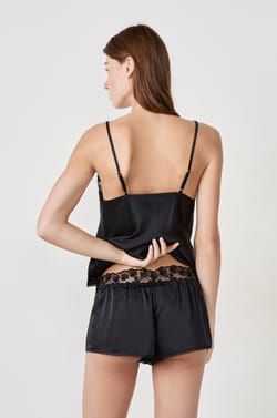 Pantalones cortos de pijama satinados con detalles de encaje;${refinementColor}