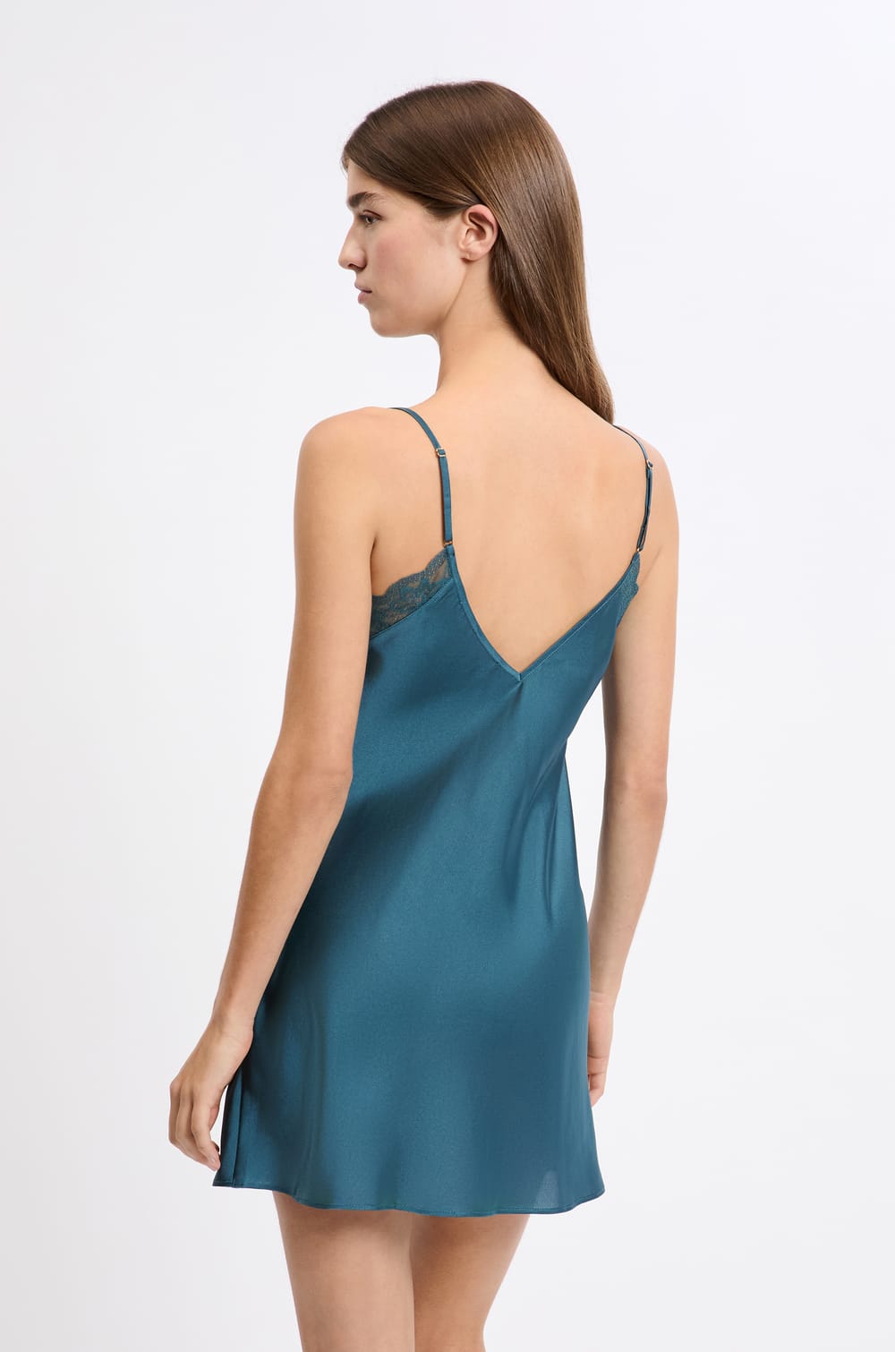 Nuisette satinée avec détails dentelle;${refinementColor}