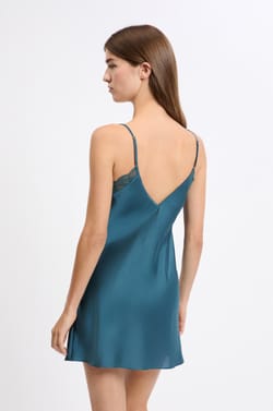 Nuisette satinée avec détails dentelle;${refinementColor}