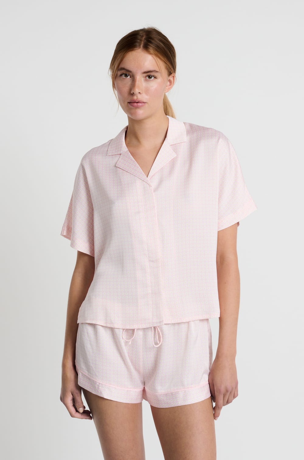 Chemise de pyjama manches courtes  à imprimé fleur;${refinementColor}