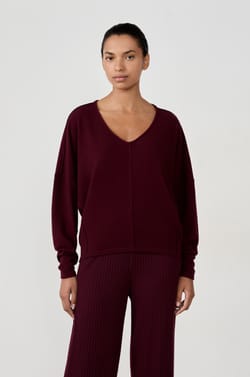 Su&eacute;ter cuello en V;${refinementColor}