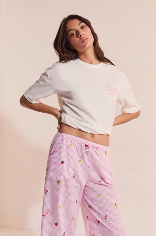 Pantalon &agrave; carreaux avec motifs fruits;${refinementColor}