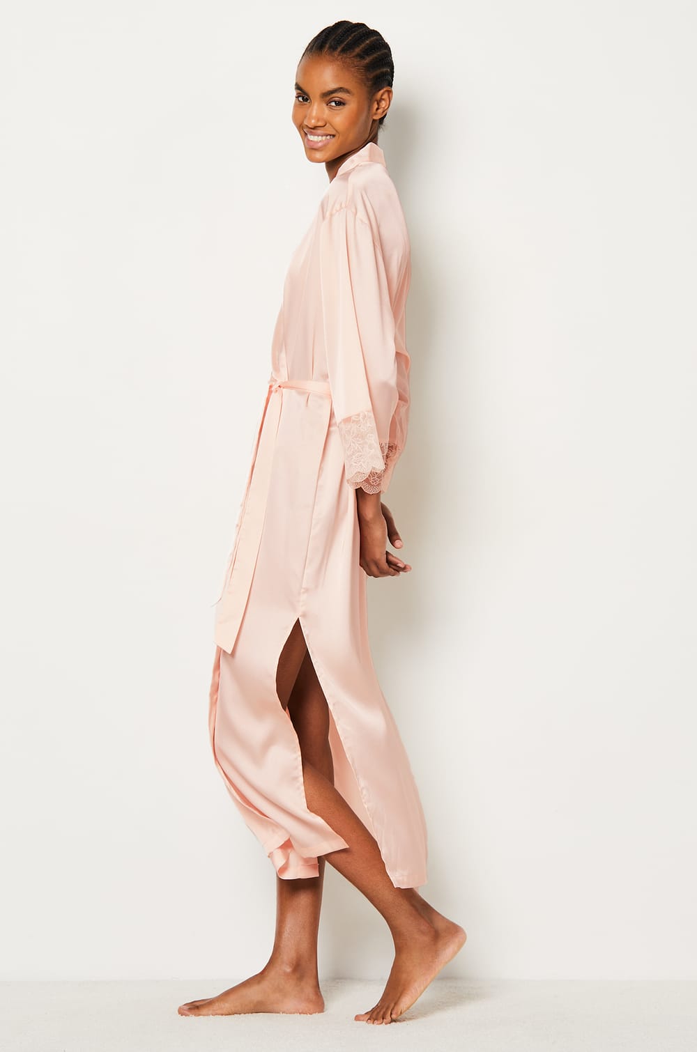 Удлиненный атласный халат с отделкой из кружева;${refinementColor}