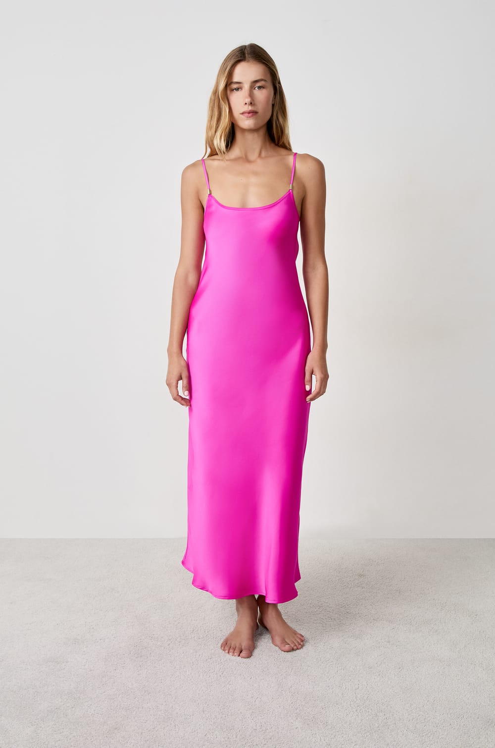 Nuisette satinée à fines bretelles;${refinementColor}