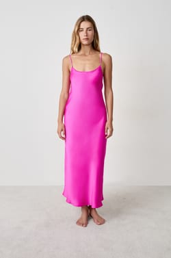 Nuisette satinée à fines bretelles;${refinementColor}