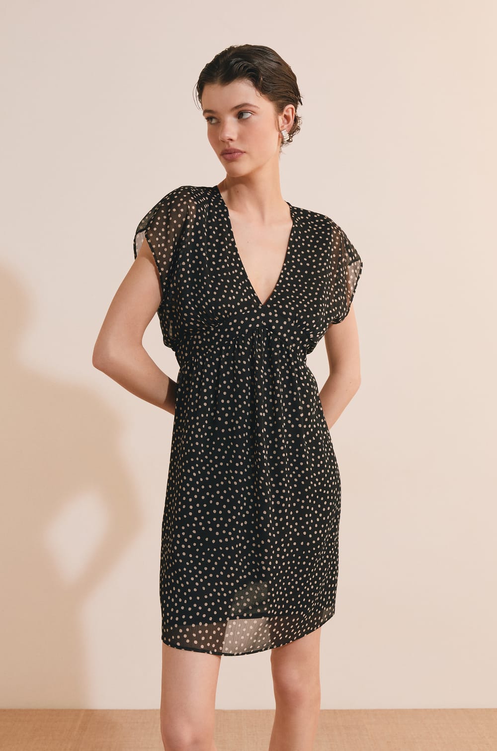Robe courte fluide &agrave; motifs;${refinementColor}