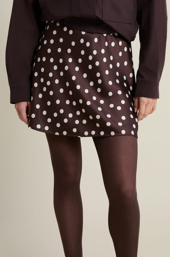 Jupe courte satin&eacute;e &agrave; pois;${refinementColor}