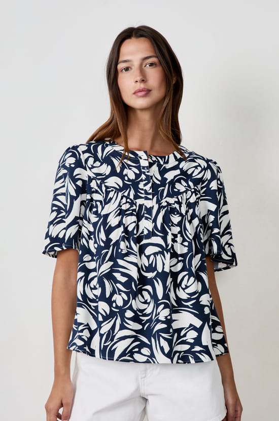 Short-sleeved patterned blouse;${refinementColor}