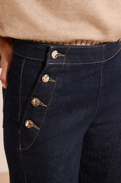 Jean large &agrave; boutons dor&eacute;s;${refinementColor}