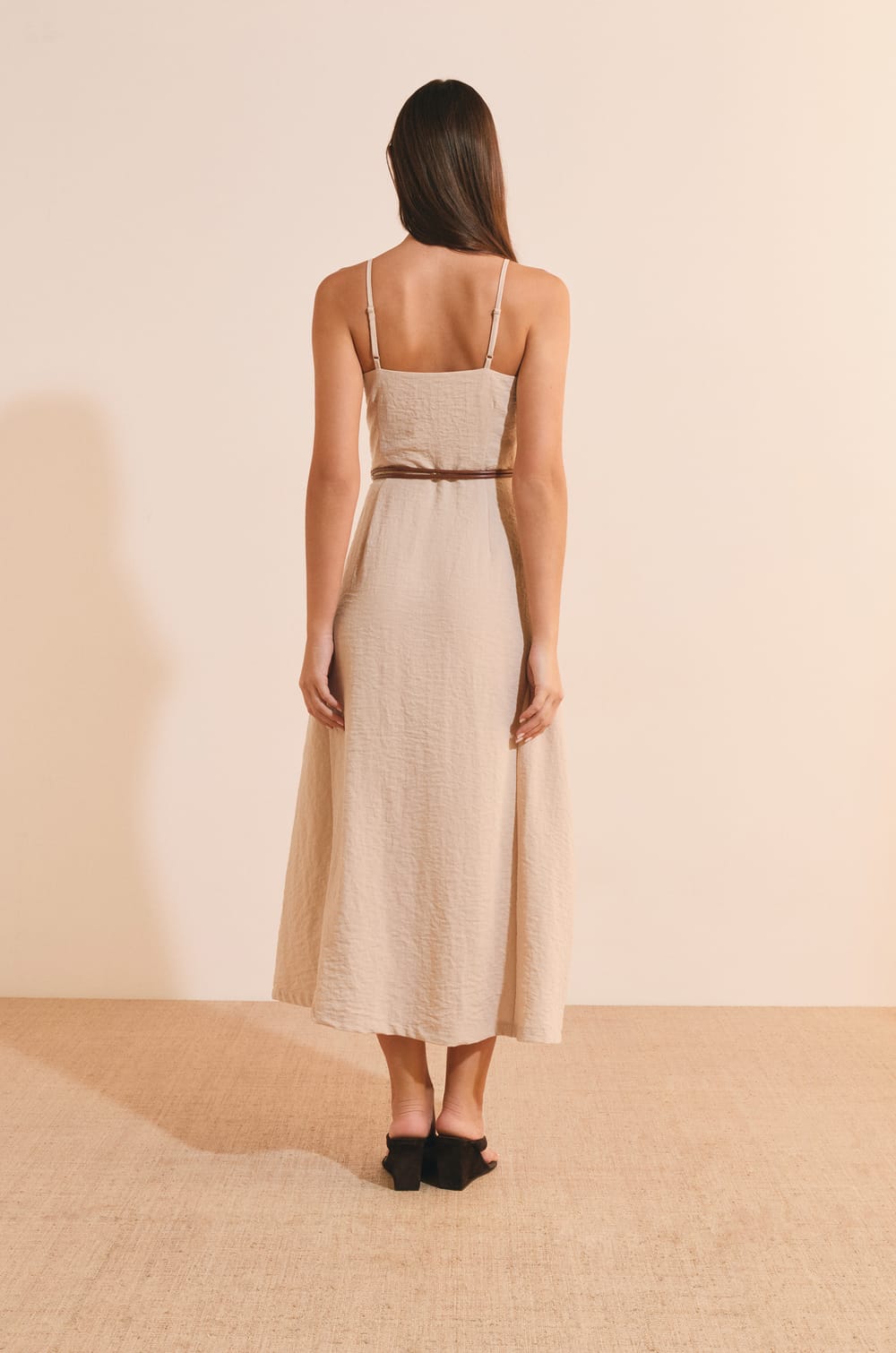 Robe longue &agrave; fines bretelles;${refinementColor}