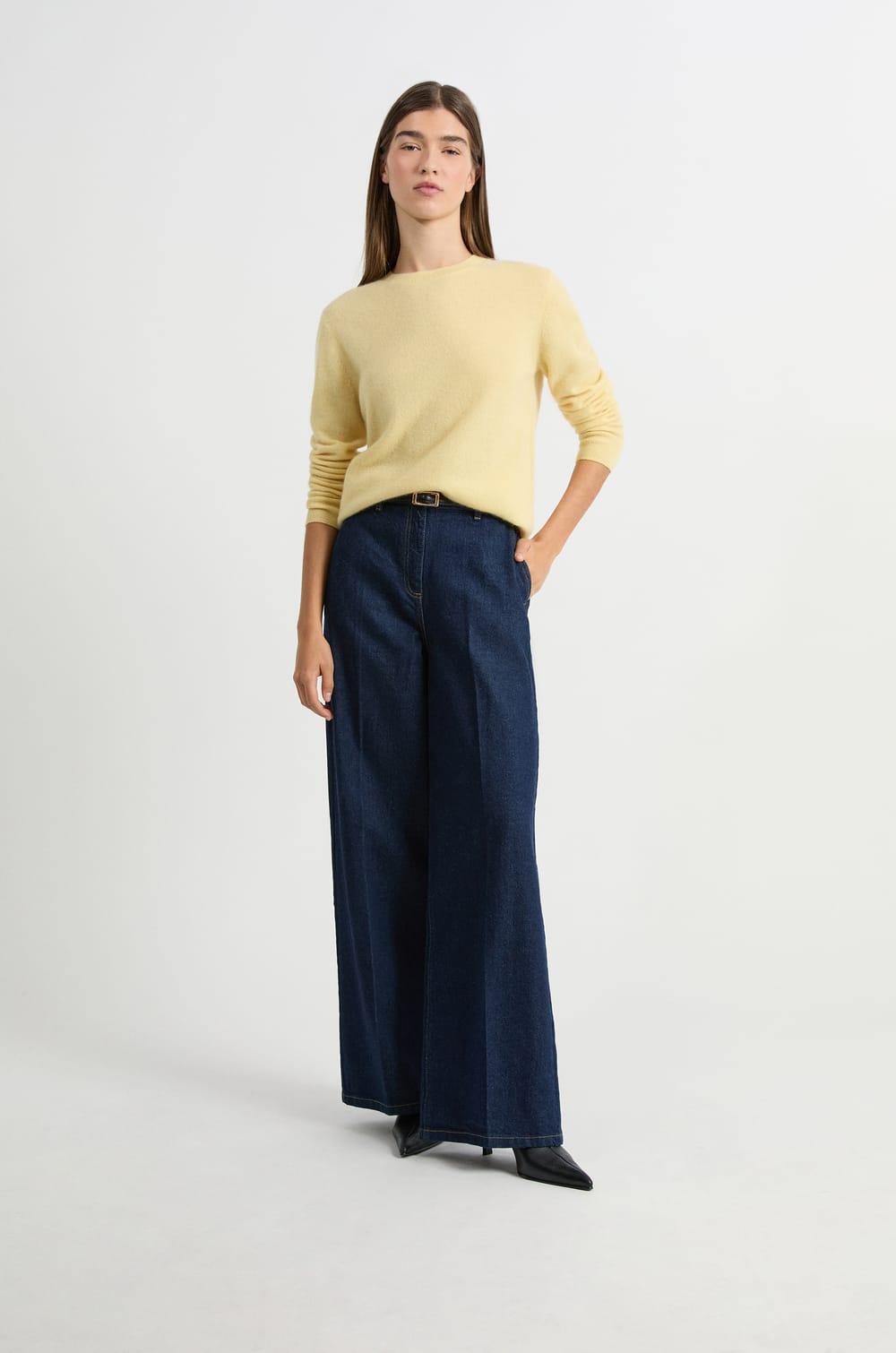 Round neck cashmere sweater;${refinementColor}