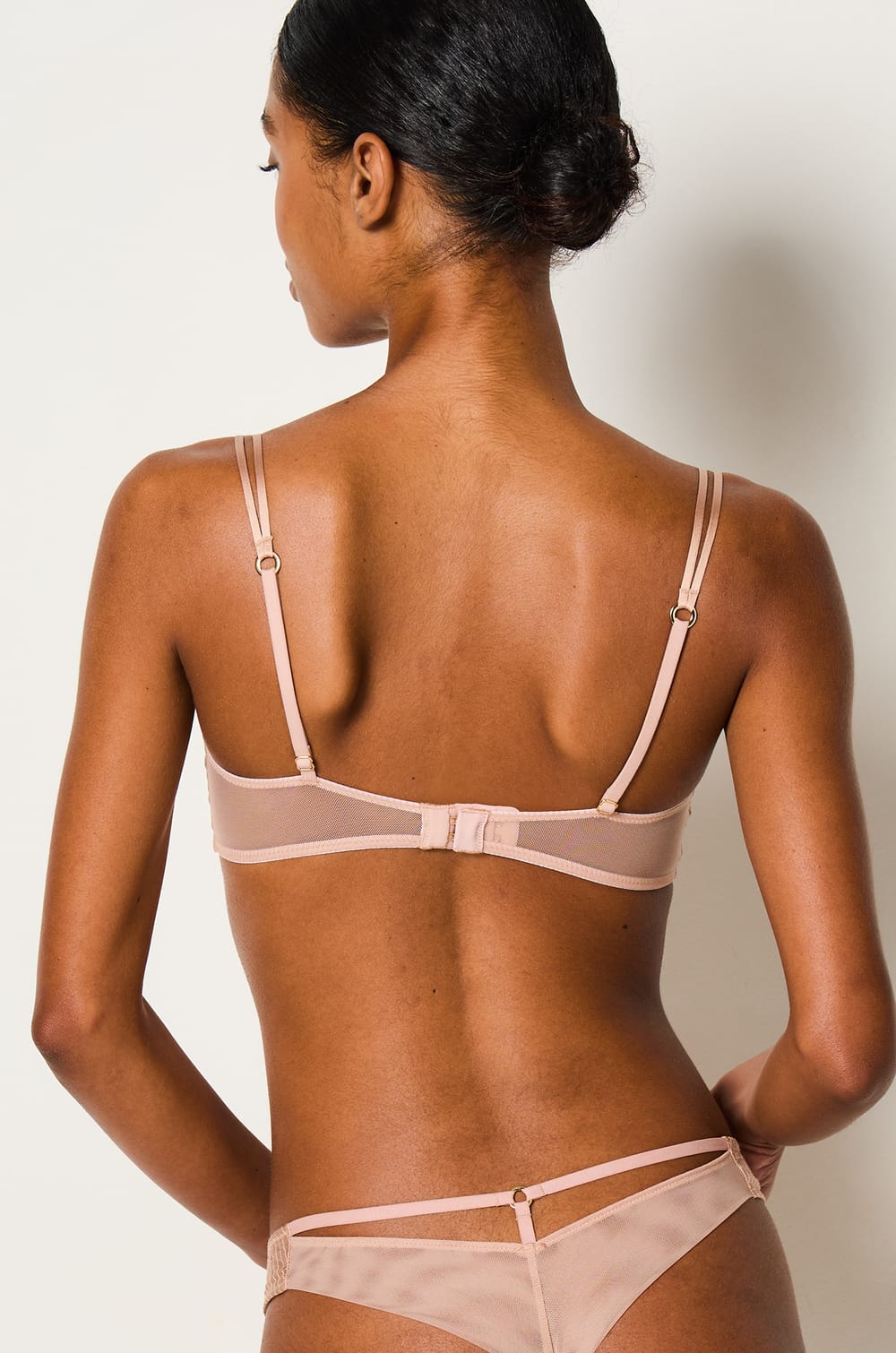 Bra sin relleno de seda y tul. Copa B-D;${refinementColor}