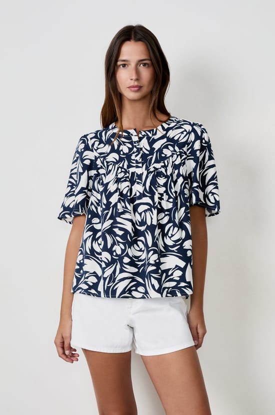 Short-sleeved patterned blouse;${refinementColor}