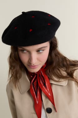 Beret en laine &agrave; motifs coeurs;${refinementColor}