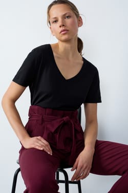 T-shirt col V manches courtes en coton;${refinementColor}