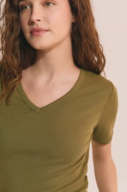 T-shirt &agrave; col V avec coton modal;${refinementColor}