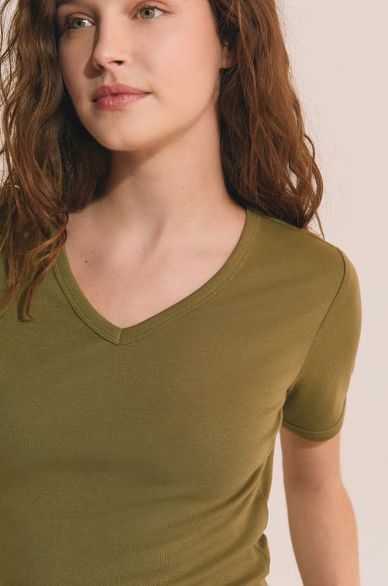 T-shirt &agrave; col V avec coton modal;${refinementColor}