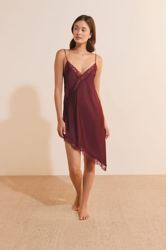 Nuisette longue asym&eacute;trique avec d&eacute;tails dentelle;${refinementColor}