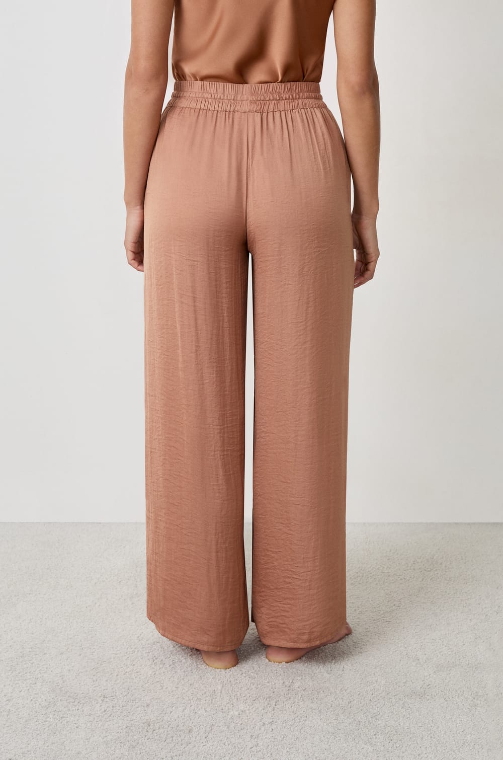 Pantalon satin&eacute; coupe large;${refinementColor}