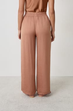 Pantalon satin&eacute; coupe large;${refinementColor}
