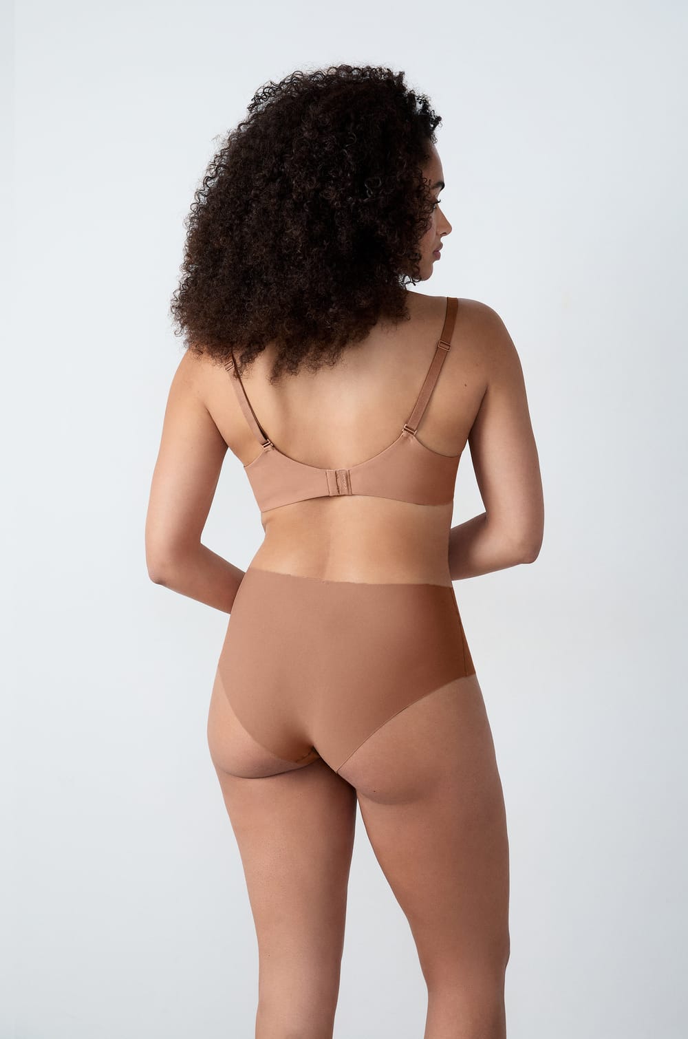 Bra nº4: Copa fina de microfibra;${refinementColor}