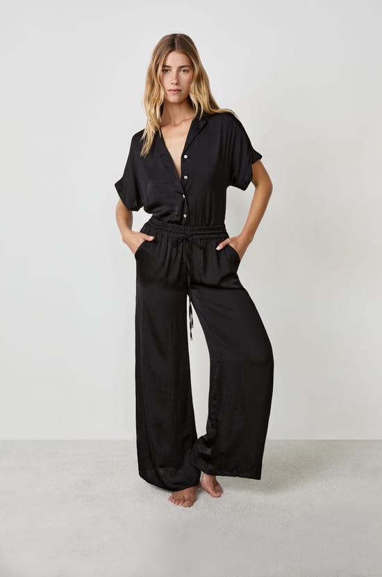 Pantalon satiné coupe large;${refinementColor}