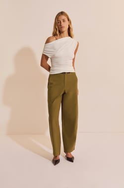 Top &agrave; encolure asym&eacute;trique drap&eacute;e;${refinementColor}