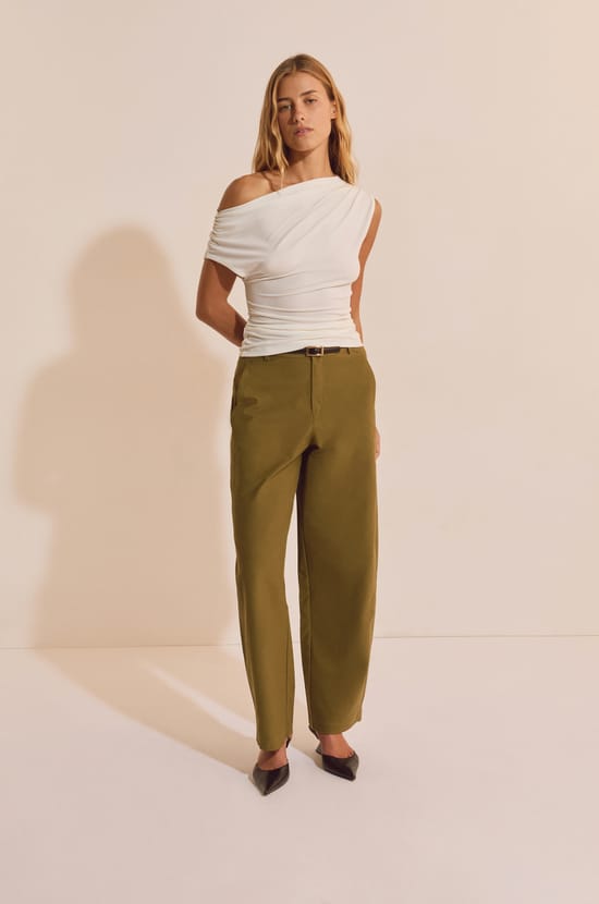 Top &agrave; encolure asym&eacute;trique drap&eacute;e;${refinementColor}