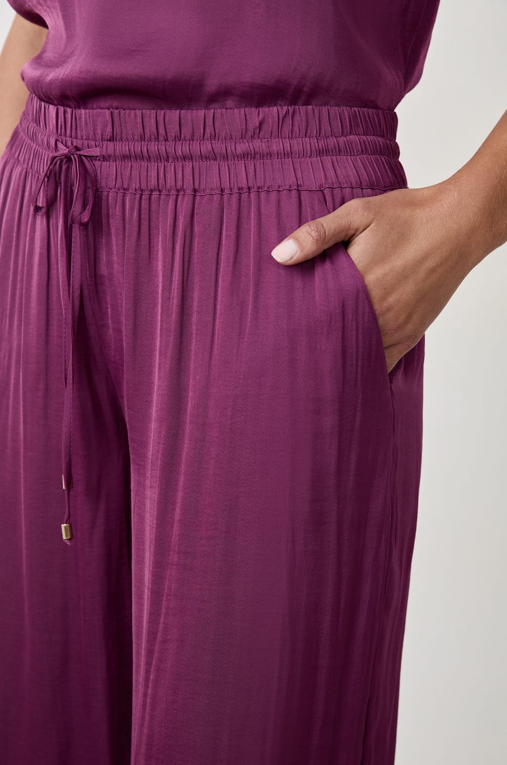 Pantalon satin&eacute; coupe large;${refinementColor}