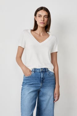 Pull col V manches courtes;${refinementColor}