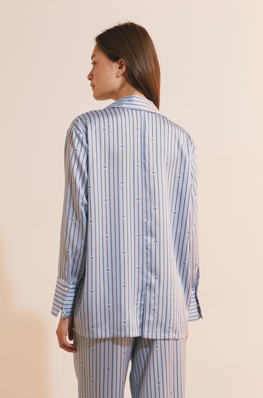 Chemise de pyjama &agrave; rayures satin&eacute;e;${refinementColor}
