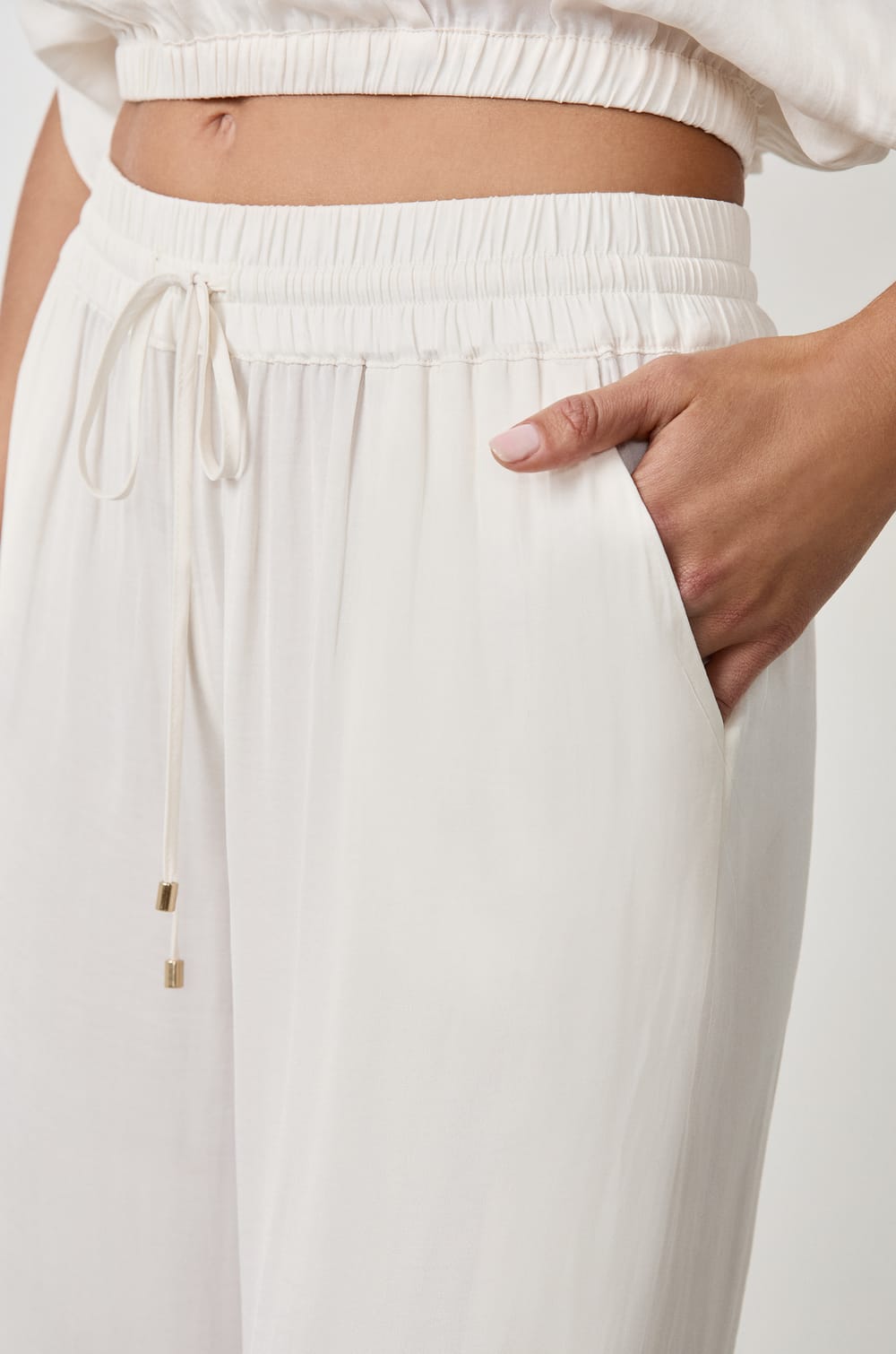 Pantalon satin&eacute; coupe large;${refinementColor}