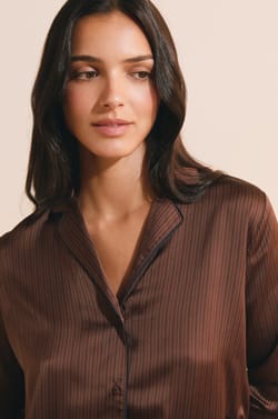 Chemise de pyjama satin&eacute;e &agrave; motifs;${refinementColor}