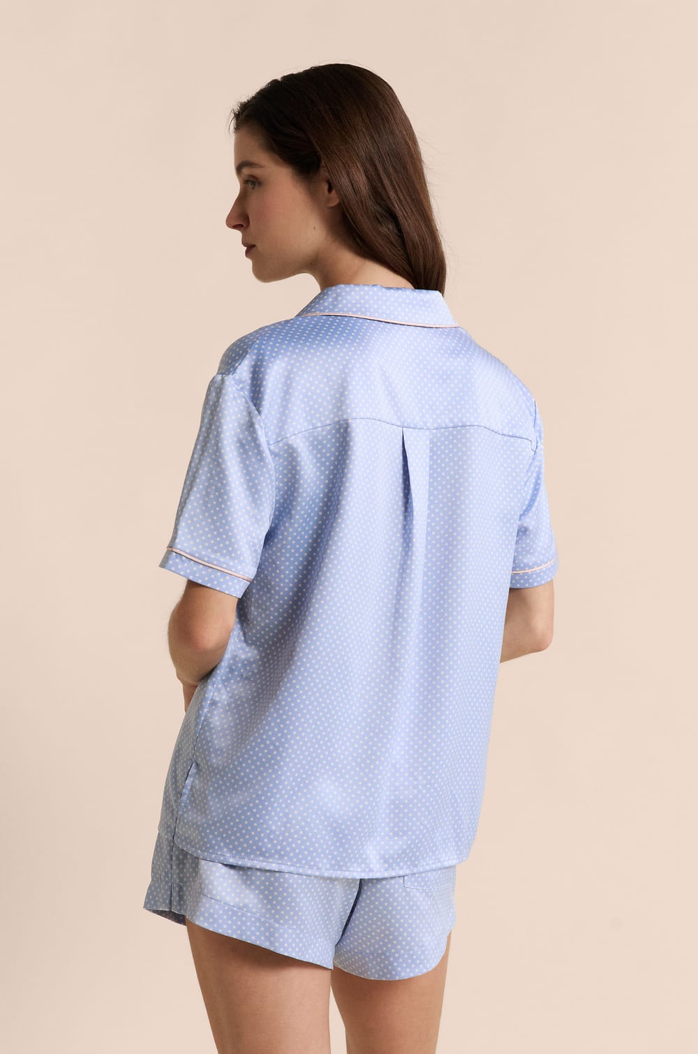 Satynowa koszula piżamowa w groszki;${refinementColor}