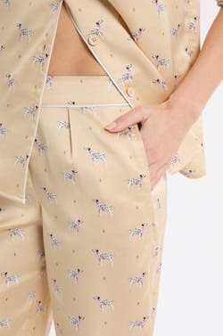 Pantalon de pyjama en satin à motifs chiens;${refinementColor}