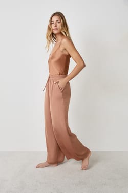Pantalon satin&eacute; coupe large;${refinementColor}