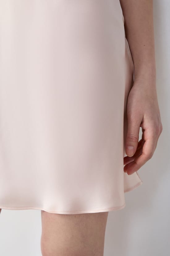 Nuisette en soie détails dentelle;${refinementColor}