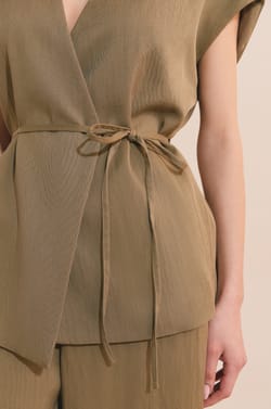 Veste kimono sans manches;${refinementColor}